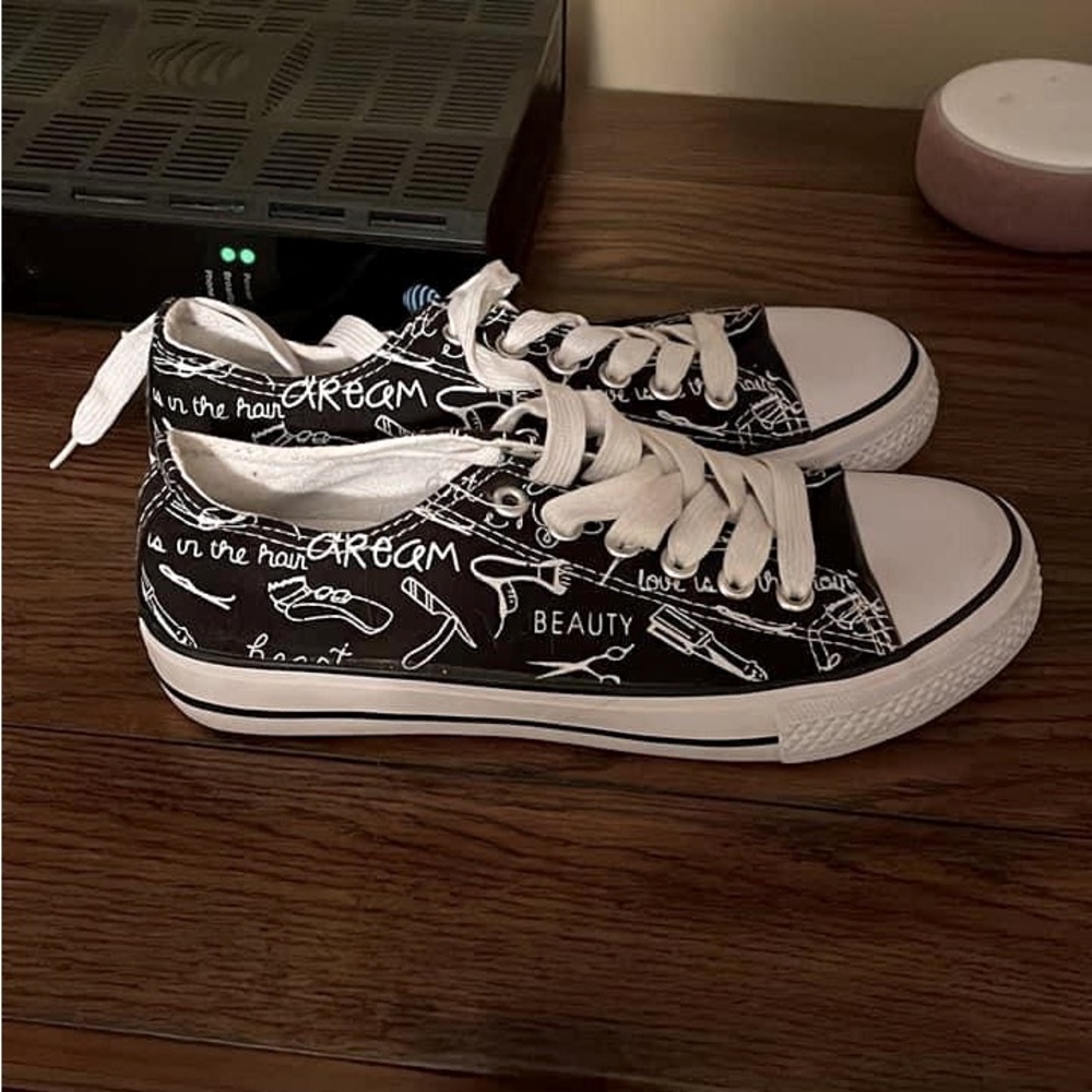 Super cute hairstyles converse style shoes (not converse brand) size 6 NWOT